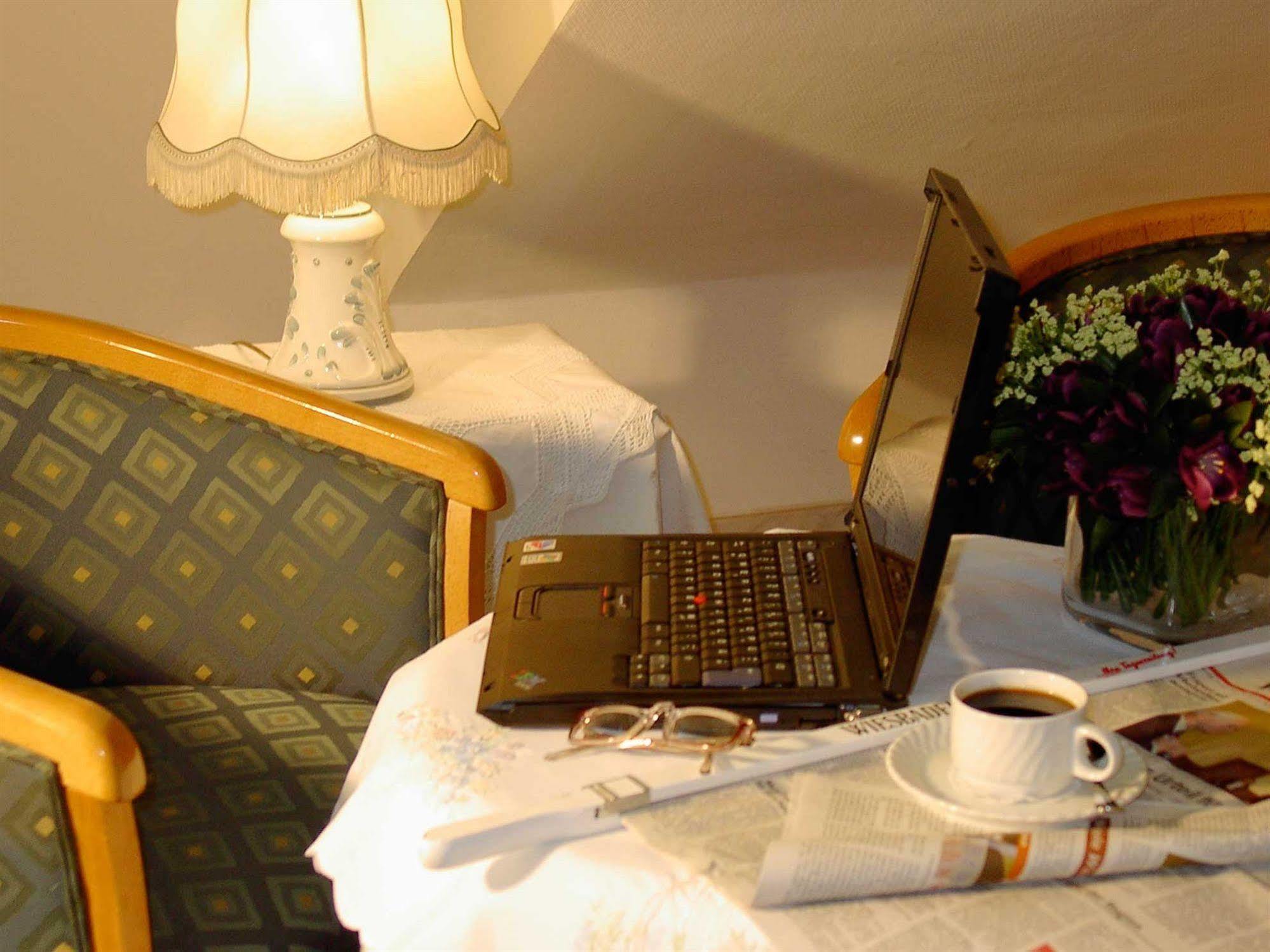 Hotel Am Schlosspark , Висбаден Экстерьер фото